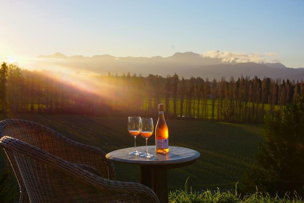 Luxury Cottage With Stunning Vineyard Views Renwick Экстерьер фото
