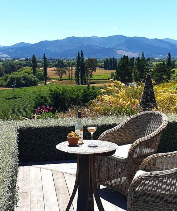 Luxury Cottage With Stunning Vineyard Views Renwick Экстерьер фото