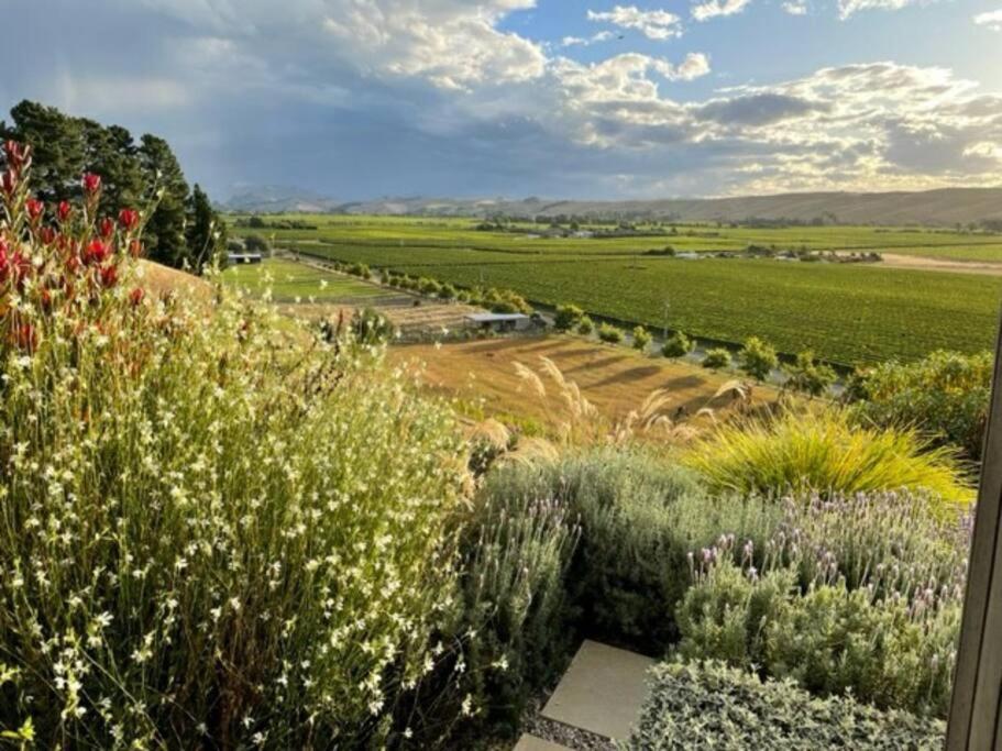 Luxury Cottage With Stunning Vineyard Views Renwick Экстерьер фото