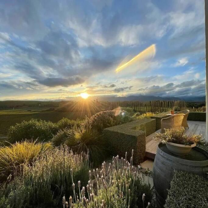Luxury Cottage With Stunning Vineyard Views Renwick Экстерьер фото